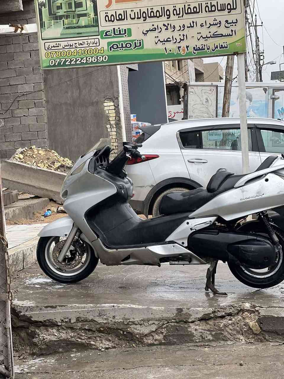 السلام عليكم 

سلفر ونج 400 قديم 
عميه بدون اوفر 
الحماوه نص بس الكيج عطلان 
أوراقها 7 بداخله كمرك يعني تروح ترقم كبل 
الدراجه خير من الله تجيب فيتر وتجي تفحص
مكاني البياع تقاطع درويش 
باقي التفاصيل خاص
***********
