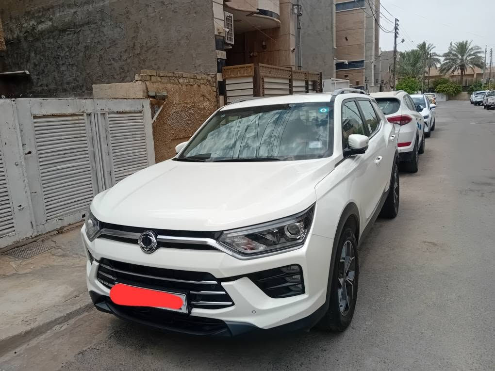 النوع والموديل: 
📍سانغ يونغ كوراندو (SsangYong Korando) موديل 2025 (صناعة كورية أصلية 100% مو صيني). سيارة عالية
رقمهابغداد ، الجديد. الإنكليزي  
📍​المسافة المقطوعة: 10,000 كم فقط (وقابل للزيادة البسيطة)، السيارة ما صارلها 5 أشهر من طلعت من الشركة، معتنى بيها جداً ومبدللها تبديلتين دهن فقط.
📍​الضمان: السيارة تحت ضمان الشركة الرسمي (3 سنوات أو 100,000 كم).

📍​الوضعية القانونية: السيارة باسمي، السنوية جديدة، والتحويل ثاني يوم مباشرة.

📍​المحرك والأداء واستهلاك الوقود:
​المحرك: 1500 توربو (عزم وقوة تعادل محرك 2600 تنفس طبيعي، متعة بالصياعة وأقوى من السبورتج).
📍​نظام الدفع: ثنائي (2WD).

📍​اقتصادية الوقود: ممتازة جداً؛ بالازدحامات داخل بغداد تصرف حوالي 8 لتر لكل 100 كم، وبالطرق الخارجية والسفر تنزل إلى 6.5 - 7.5 لتر لكل 100 كم.
📍​المواصفات الكاملة (فول مواصفات):
​سقف فتحة (سلايد روف).
​شاشة ذكية متطورة مع تحكم ستيرن كامل.
​تبريد ثلاجة (ما شاء الله) مع توزيع هوائي مثالي للمقصورة بالكامل.
​حساسات بلادية داير مدار السيارة (أمامية وخلفية).
​حساسات لمراقبة ضغط الإطارات.
​كاميرا خلفية عالية الدقة، نظام الثبات الإلكتروني، وإيرباغات كاملة وسليمة. وبعد هواية مواصفات. 

📍​ملاحظة للمصداقية وأمام الله (حالة البودي):
​السيارة بحالة الشركة، بيها دعمة خفيفة جداً من الجهة اليمنى (تتصلح بارد PDR تكلف تقريباً 300 دولار وترجع بلادية 100%). باقي السيارة مكفولة كفالة عامة من كل شي.

📍📍​السعر والتواصل:
​السعر: الاستفسار عن السعر على الخاص أو من خلال الاتصال (وبيها مجال للطيبين للشراي الجاد بعد المعاينة). 
📍​المكان: بغداد - السيدية.
​للتواصل (اتصال عادي أو واتساب): *********** بغداد, العراق
