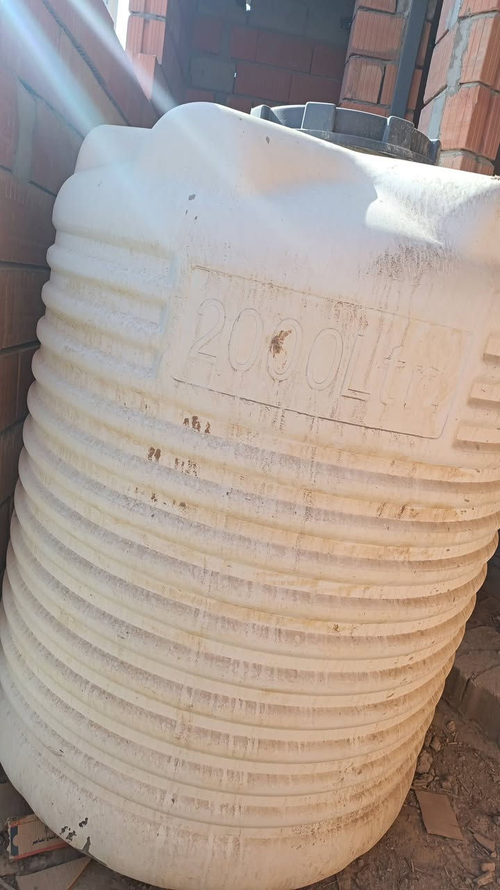 تانكي بلاستك 2000لترالالماني مستخدم قليل سعر ٥٠٠ الف رقمي ***********
