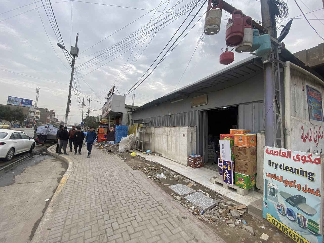 سلام عليكم  عقار تجاري مميز جدا للبيع منتصف شارع ٦٠  / اسم معروف وركن على ثلاث شوارع
مساحة ٣٤٨
واقع حال ٤٤٠ تقريبا
للاستفسار أكثر / ***********
صاحب العقار
