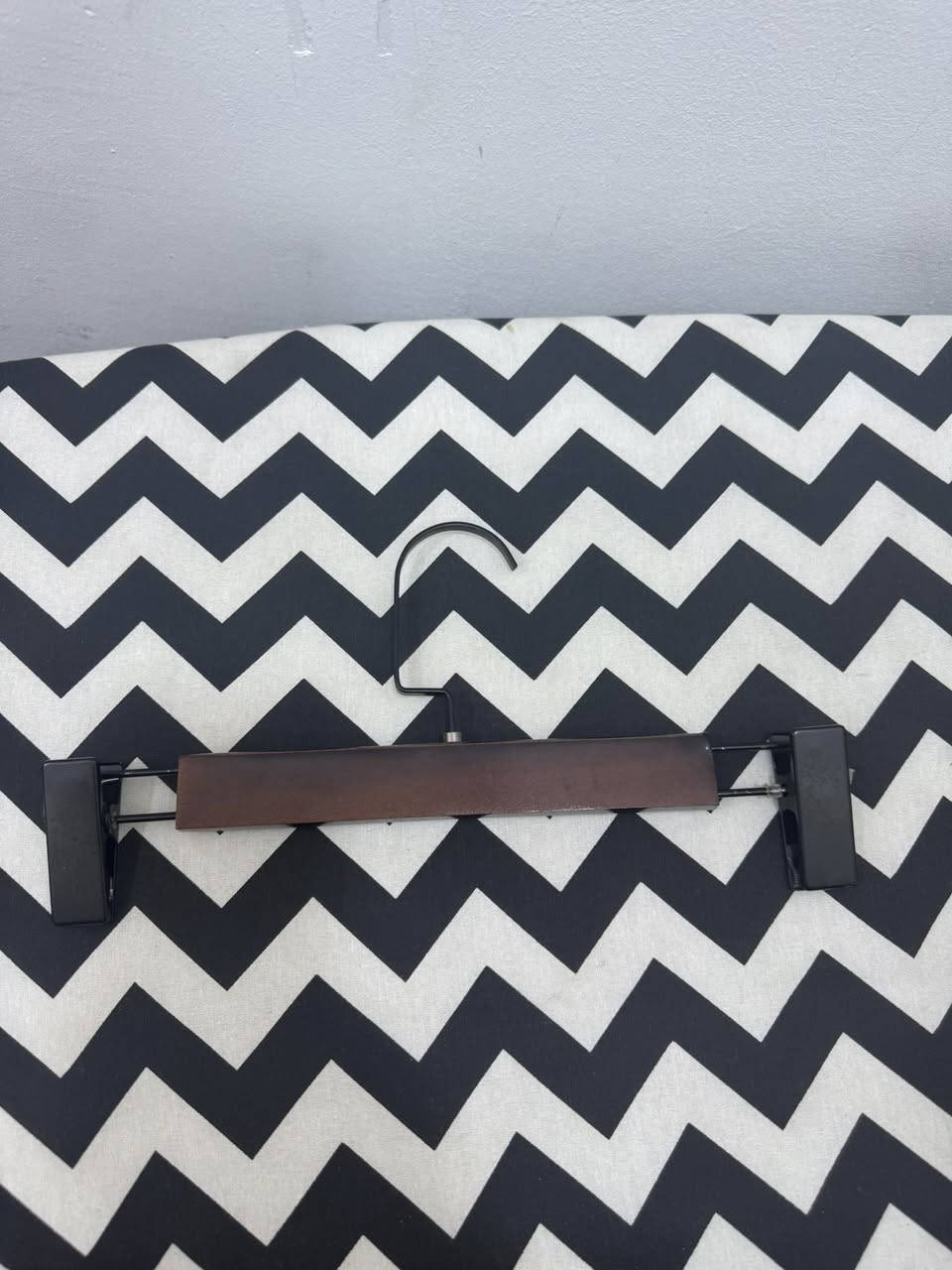 سلام عليكم ورحمة الله وبركاته ستانات ملابس جاهزة مستعملة قليل وتعاليك العدد 100 الرقم *********** العنوان البصرة كرمة علي
