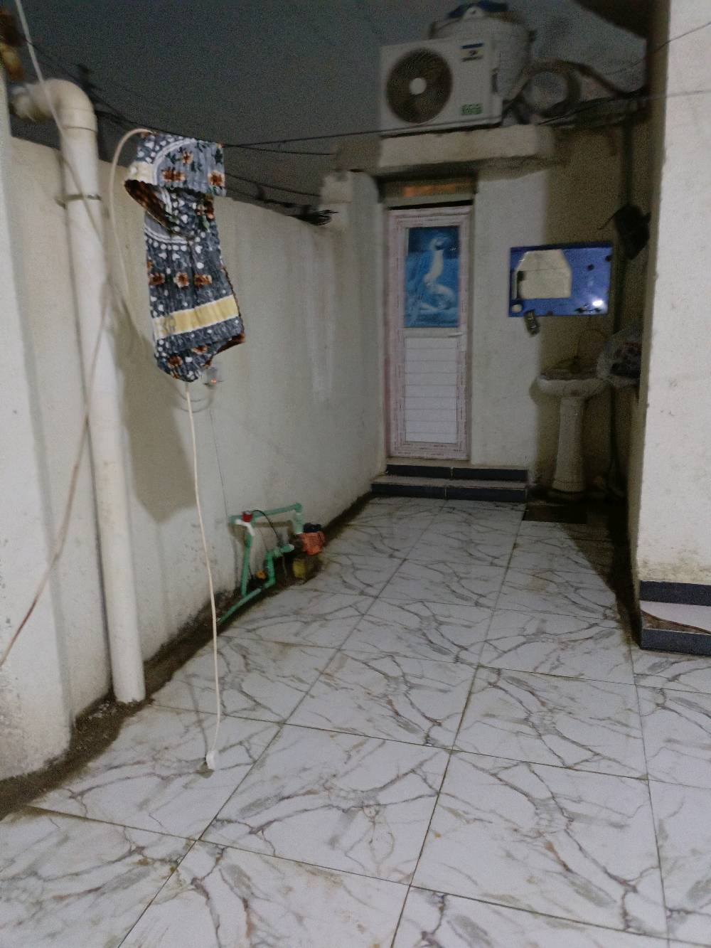 سلام عليكم بيت بل جزيره الفيروزيه الجسر لأول مقابل مدرسة التفاني طابقين المساحة ١٥٠متر طارمه حمام خارجي استقبال مطبخ صاله غرفه حمام داخلي فوك غرفتين وصاله وحمام وسطح