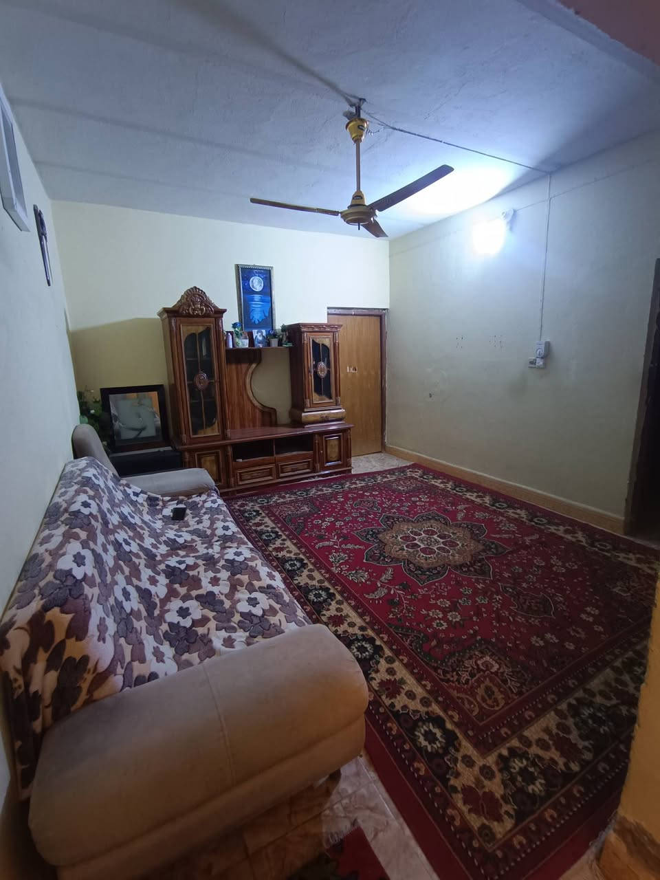 السلام عليكم بيت للبيع 180 م ركن منطقة دور الزراعه مجاور شارع ابو السماعات بلخدمي بيت طابقين يحتوي الطابق الارضي
غرفة ظيوف وصاله ومطبخ وكراج وغرفه فوك وجوه +بلكونه  عله طول الكراج وبيتونه 
الطابق الثاني يعتبر مشتمل معزول داخل البيت 
يحتوي عله مطبخ وصاله وغرفه داخله سويت 
للاستفسار الاتصال ع الرقم ***********
