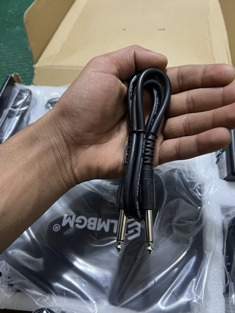 مايكات مال استوديهات افلام او مال نداء ما اعرف بيهن بالضبط
نوعيتة والماركة كبال عينك قيم واخذ ما متواجد عل فيس رقمي
*********** مكاني مدينة الصدر
