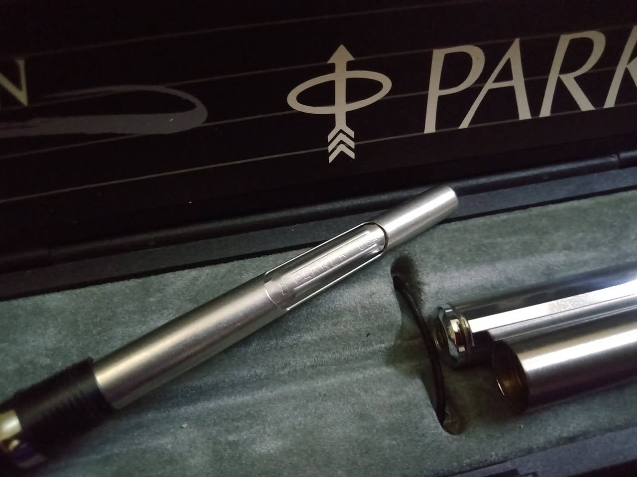 قلم حبر من باركر آرو جديد زيروووو لم يستخدم نهائي بالعلبة الأصلية والكتالوج يتميز بتصميم معدني فلاذى بالكامل ضد الصدأ ومشبك على شكل سهم مميز لعلامة باركر


**إذا كنت صاحب هذا الإعلان وتريد حذفه لأي سبب، رجاءا أرسل رسالة إلى الدعم الفني**