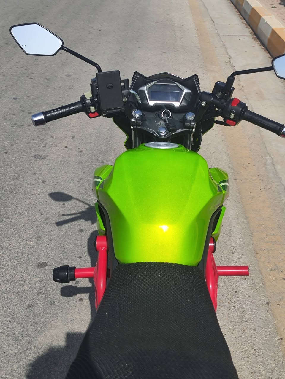 سلام عليكم 
هوجي دي اف للبيع 
موديل 23
مسجل اجنبي لوحات وسنويه 
بعده جديد ع وضع لبلاد مابي اي نقص 
تاير لامامي بلادي والخلفي ماصار فتره من مبدل 
السعر 20ونص 
عنوان رأوه 
الاستفسار ***********
