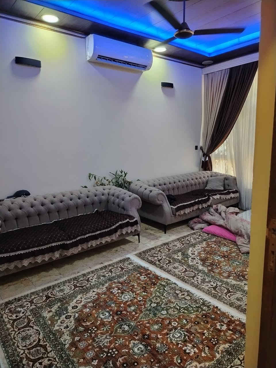 السلام عليكم
دار للبيع مساحه ١٠٠م 20x5 طابق واحد
مابيه اي نقص
رقم الدار ٣٩٦٠
مكانه خلف مدرسة سبع البور الابتدائيه ومدرسه الازهار
على الساحه يعني مو فرعي
قريب على مصتوصف ٤٠٠٠
الارضيه مرمر +سيراميك الجدران اسباني كهربائيات البيت المي الجاري كله درجه اولى بالضمان
مجاري خارجيه اني مسويه
للاستفسار ***********
