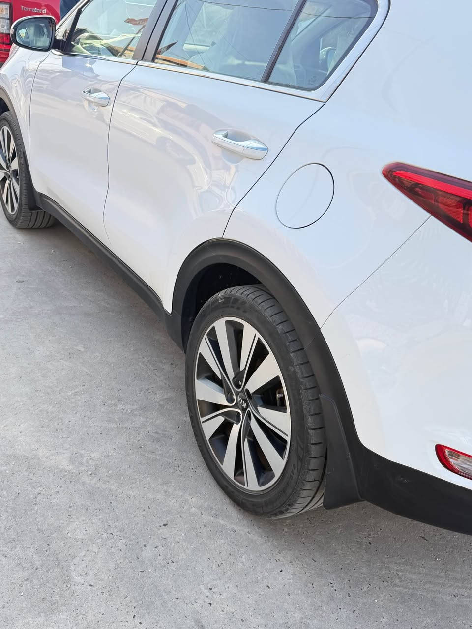 السلام عليكم (للبيع)
كيا سبورتج 2017 خليجي رقم اربيل  سنويه جديده
السيارة نضيفة جداً السعر 180 ورقه السياره كفاله من الصبغ والتبديل فقط بارد قليل مثل ماموضح بالسونار ومكانه بالديوانية مركز المحافظة *********** 
***********
المواصفات 

محرك 2000 دوش
كير محرك كفالة مامفتوح
بنراما فتحتين
قطعتين تبريد
تحكمات ستيرن
كامرة
حساسات امامي + خلفي 
كشنات جلد 
انضمة قيادة 3
ويل حجم 19
اشاير بل مري 
مرايات شفط
اشارت ترحيب 
زراك لايت بلادي 
حداديه امامي وخلفي جديد 
سياره كل نقص مابيه ديوانية, القادسية
