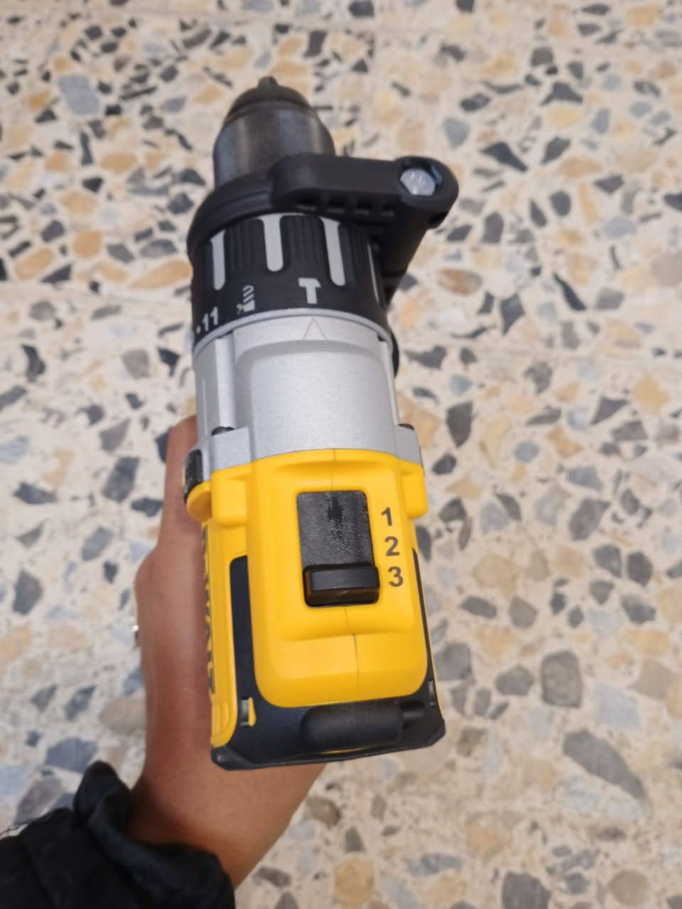 السلام عليكم  دريل ديوالت امركي اصلي
***********
الدريل فارغ
