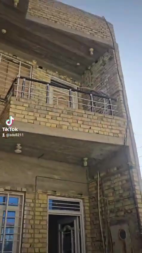 دار للبيع في الحي الجامعي مساحته مية متر ركن مربع عشره بعشره قاطين الطابق الأرضي استقبال وصاله والمطبخ مشترك وصحيات
الطابق الثاني ثلاث غرف ثنين كبار ووحده صغيره وصحيات


**إذا كنت صاحب هذا الإعلان وتريد حذفه لأي سبب، رجاءا أرسل رسالة إلى الدعم الفني**
