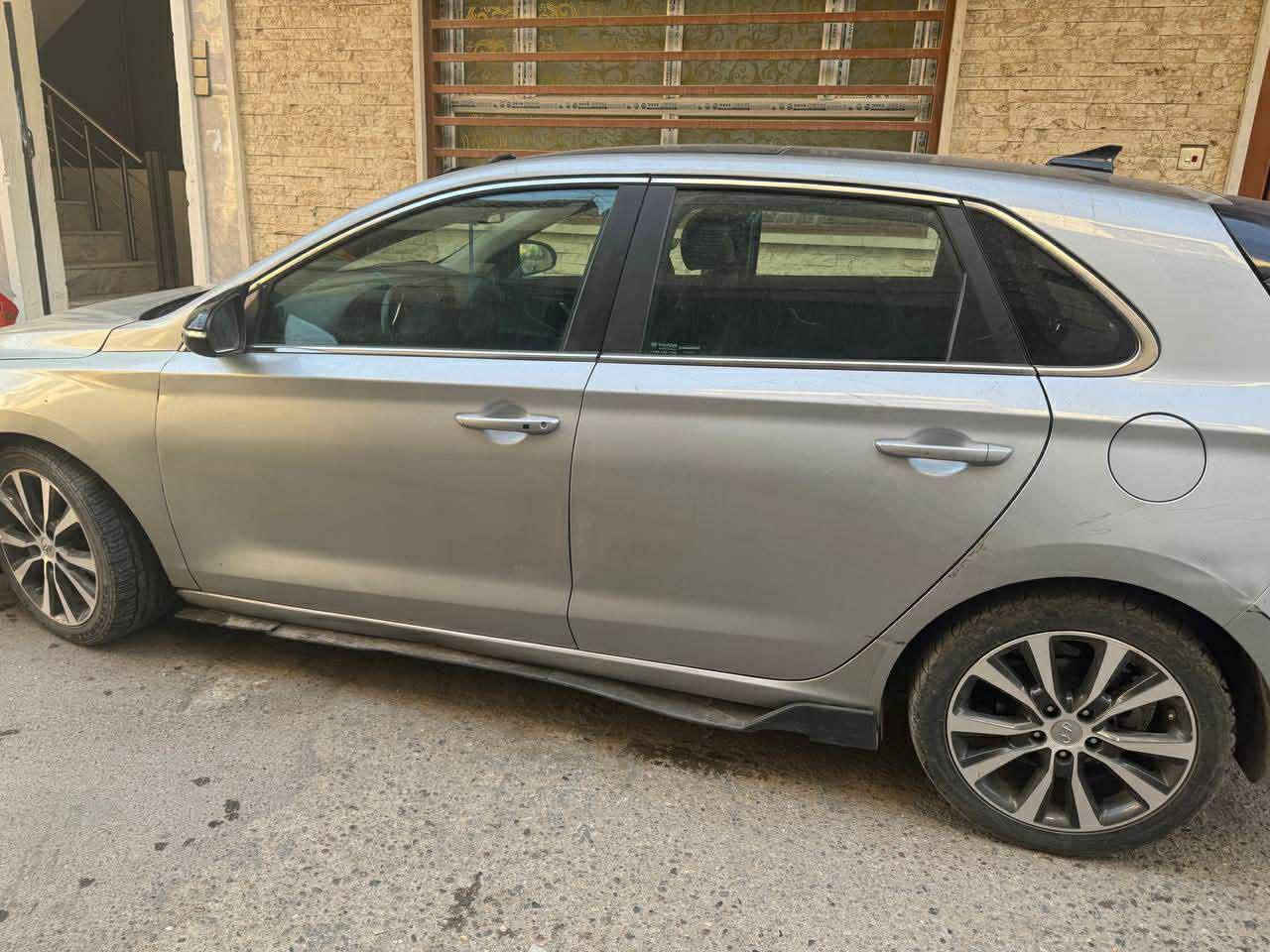 للبيع - هيونداي النترا GT 2020 وارد أمريكي
سيارة شبابية، شكل رياضي ومواصفات كاملة بسعر مميز
 محرك 2.0 اقتصادي وقوي
جير أوتوماتيك تيبترونيك
شاشة كبيرة + بلوتوث + USB
كامرة خلفية + حساسات
مثبت سرعة + تحكم ستيرن
فتحة سقف بانوراما
 داخلية جلد أسود نظيفة
 جنوط رياضية
 مكيف ثلج
السيارة كاملة مكملة وشغلها ممتاز، استخدام يومي بدون
مشاكل.
وارد أمريكي - كان بيها حادث سابق وتم تصليحه، والضرر الحالي فقط تقشر صبغ بالكبوت وبعض الخدوش الأمامية
(موضح بالصور).
• جاهزة للفحص بأي مكان
السعر 115 وبيه مجال 
الاستفسار ***********
