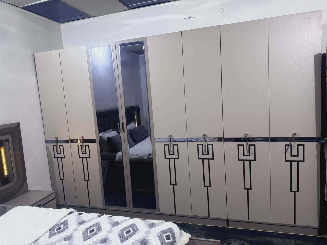 غرفة نوم تركية نظيفة جدا استعمال 6اشهر تتكون من 10قطع مبينة بالصور كنتور 6ابواب مع ملحق بابين السرير جك مخزن  سعر الشراء مليونين 🌹🌹🌹🌹🌹

السعر مليون و100 وبيها مجال 🔥🔥🔥مكلف بالنشر 
🌿🌿🌿🌿🌿🤗🌿🌿
حي عدن قرب جامع الأمين *********** موصل, نينوى
