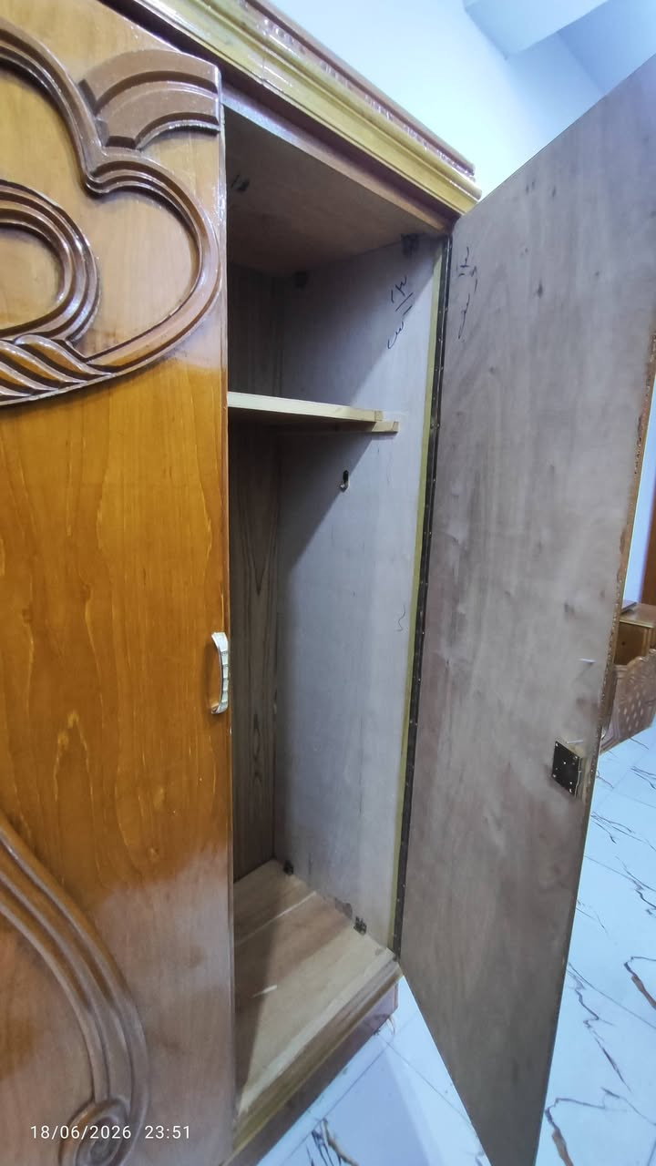 يعلن معرض نجارة المنتظر 
غرفة نوم 5 ابواب تزكام اخو الجديد شغل درجه اولى شغل الحي 
كاملة مع كافة الملحقات وبسعر مناسب 700 الف والشد مجاني 
الموقع واسط قضاء الحي شارع الشباب 
للستفسار 
***********. علي
