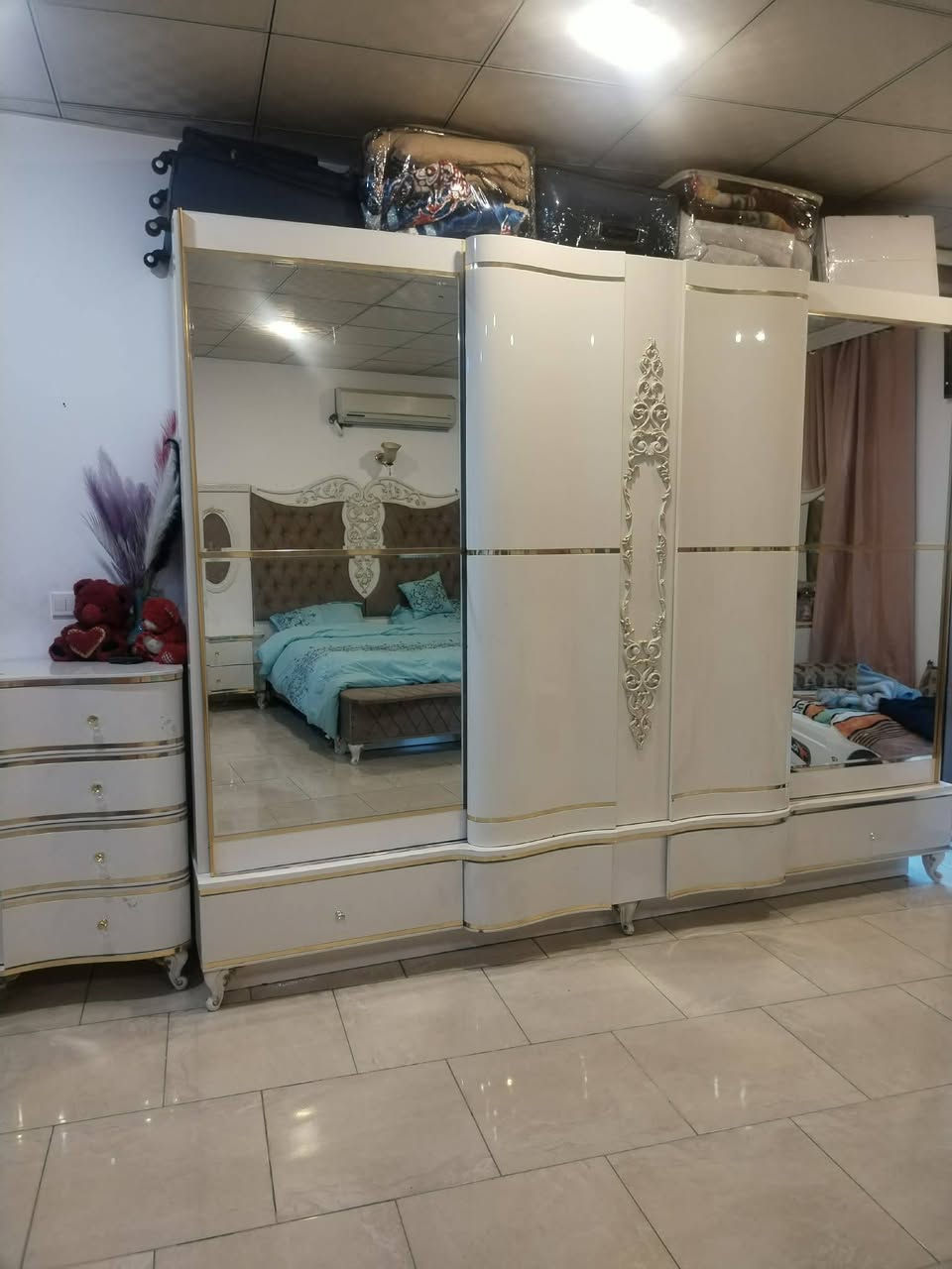 ✨ غرفة نوم إيكيا أصلية – أبيض مع دوشمة جوزي ✨

للبيع غرفة نوم ماركة IKEA أصلية 100%
استعمال خفيف ونظيفة جدًا، حالتها ممتازة وقريبة للجديدة.

🔹 اللون: أبيض أنيق ويه دوشمة جوزي (شكل راقي وعصري)
🔹 ما بيها كسور ولا خدوش
🔹 مرتّبة وجاهزة للاستخدام مباشرة

🔹 تتكوّن من:
 • سرير
. جوانب السرير
• كنتور 3 أمتار و10
 • ميز مرايه
.طابوريه 
 •مرايه قيافه
.ميز جرارات هايدروليك
.شازلون مخزن 
💰 السعر: 1,300,000 دينار
↔️ بيها مجال بسيط للجادين

🚚 التوصيل متوفر لجميع المحافظات
📍 المكان: (أربيل )

📩 للمزيد من التفاصيل أو الصور مراسلة خاص
(البيع عن طريق مندوبة – التعامل مضمون)


**إذا كنت صاحب هذا الإعلان وتريد حذفه لأي سبب، رجاءا أرسل رسالة إلى الدعم الفني**