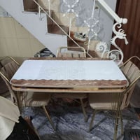 ميز طعام • نضيف • للبيع