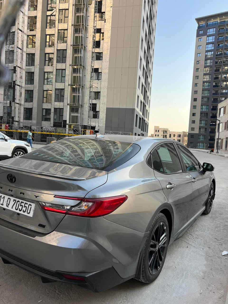 كامري موديل 25 هايبرد ماشيه 12 الف وارد امريكي ( بيع او مراوس حسب القناعه ) 

المحرك: 2.5 لتر 4 سلندر (في الموديلات الأحدث) أو محرك هايبرد، يوفر قوة جيدة واستجابة رياضية.

ناقل الحركة: E-CVT (في الهايبرد) أو أوتوماتيك 8 سرعات، مما يعزز الكفاءة والسلاسة.

الداخلية:
مقاعد رياضية (غالباً قماش أو جلد بالكامل) مع تحكم كهربائي للسائق.

شاشة لمس (8 بوصة أو أكبر) تدعم Apple CarPlay
.
نظام دخول وتشغيل بالبصمة (Smart Entry & Push Start).

شاحن لاسلكي 

تكييف أوتوماتيكي.

جنوط ألمنيوم رياضية (مقاس 18 بوصة).
كشافات أمامية (زينون أو LED.

مرايا جانبية بإشارات انعطاف وطي كهربائي

استفسار ع رقم *********** بي واتس اب
