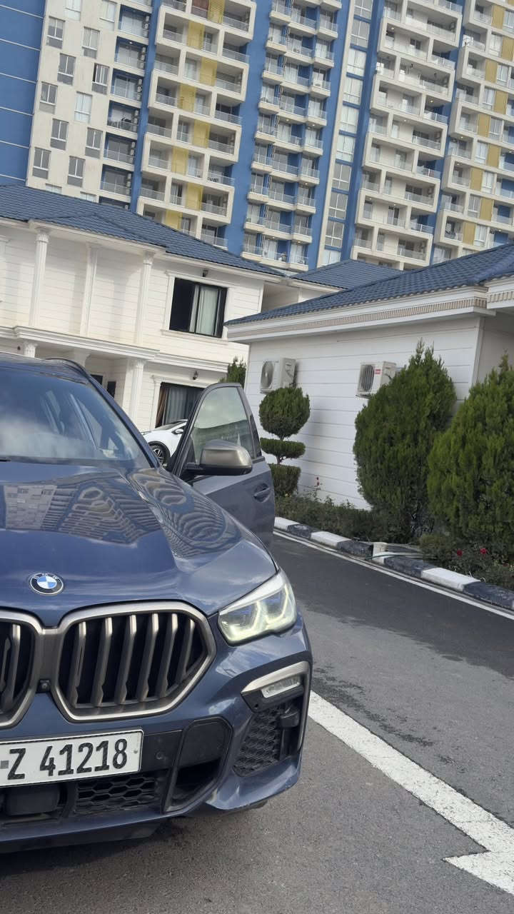🚗 مراوس ويه لاندكروز فقط
BMW X6 M50i –  2021| وارد خليجي    وكالة العروش

🌍 المدينة - بغداد –  المنصور 

•   🛣️  المسافة المقطوعة    -   68 الف كلم 

------------------------------------------------------------  
***********
✅ المواصفات :

🔧 المحرك: 4.4 لتر V8 توين تيربو
📏 الممشى: 40,000 كم
🌍 الوارد: خليجي – عروش
🛡️ الحالة: مكفولة بالكامل
🛞 الجنوط: 22 إنج رياضية

• قوة تقارب 600+ حصان (نسخة M Performance)
• ناقل حركة أوتوماتيك رياضي 8 سرعات
• نظام الدفع: xDrive دفع رباعي ذكي
• أنماط قيادة متعددة (Comfort / Sport / Sport+)
• مقاعد M جلد رياضي فاخر
• مقاعد أمامية كهرباء مع ذاكرة
• تدفئة وتبريد للمقاعد الأمامية
• تدفئة للمقاعد الخلفية
• تدفئة مقود
• سقف بانوراما
• إضاءة محيطية متعددة الألوان
• شاشة وسطية كبيرة iDrive Touch
• Apple CarPlay & Android Auto
• نظام ملاحة GPS
• نظام صوت Harman Kardon المحيطي
• شاحن لاسلكي
• كاميرات 360 درجة
• رادار أمامي وخلفي
• نظام المحافظة على المسار
