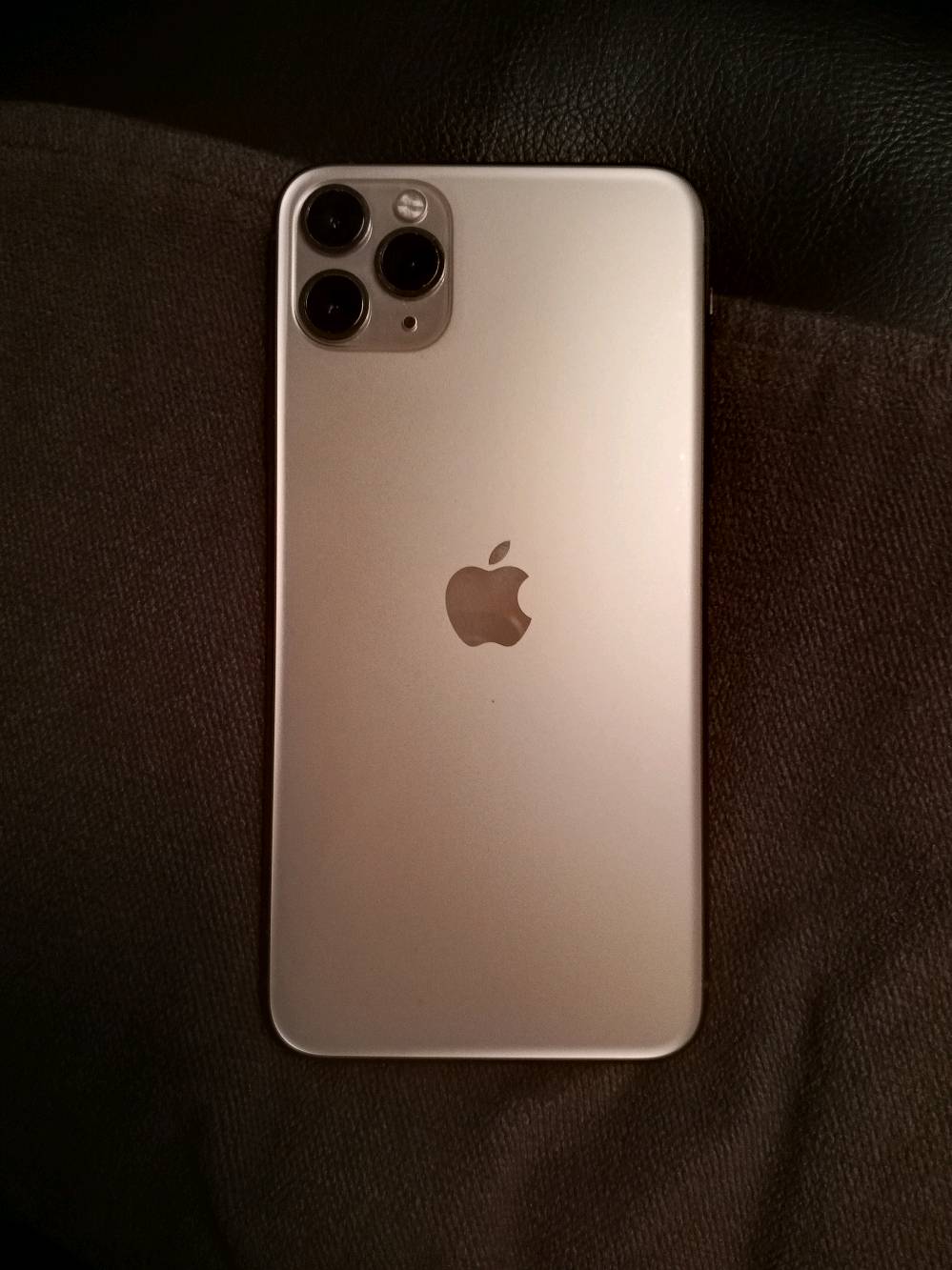 ايفون 11 برو ماكس ذاكرة 512 ذهبي مع كارتونته الجهاز مستعمل نظيف ما مبدل به شي وما مفتوح بطاريته اصلية 72% 