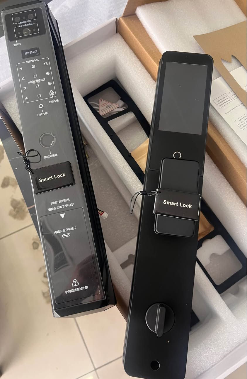 قوفڵی دەرگای زیرەک نوێترین و بەرزترین ئاستی تەکنەلۆژیای کردنەوەی دەرگای ماڵەکەت لەڕێگەی:
* پەنجەمۆر ( بصمة).
* ناسينەوەی دەموچاوو ( وێنە).
* کۆدی ژمارەیی.
* کارتی زیرەک.
* دەنگ.
* داخستن و کردنەوە لە دووری ماڵەکەت.
* تۆمارکردنی وێنەی ئەو کەسانەی دەیانەوێت بێنە ژوورەوە.
هەموو ئەم تایبەتمەندیانە بە کوالێتی زۆر بەرز لەم ئامێرەدا بەردەستە.
***********
*********** السليمانية, العراق
