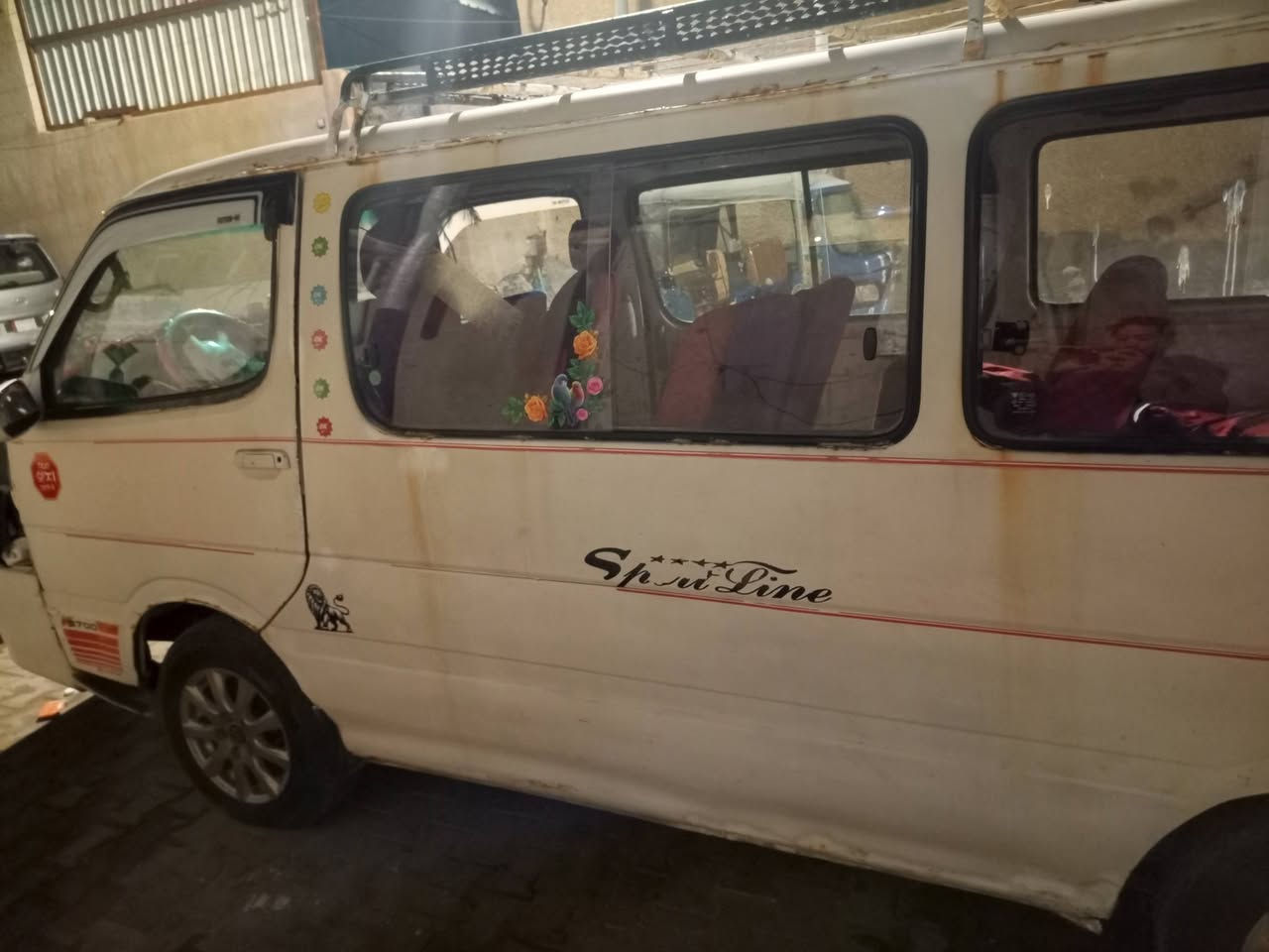 سلام عليكم اخوان جنبي للبيع رغم احمر بسم شخص اشتريناها من عنده يحولك  
مواصفات سياره كير عادي 
تخم تايرات جدد وداخلها نضيفه  سنويه اصليه عاج بسم واحد من البصره اوديك علي مباشرا 
سبير إضافي وياها 
بس بابها السحب يحتاجله قفل علمود من ينسد يقفل ب مختصر تعدل  شوي بيها  تجي تشوفها شوف العين 
السعر 30ورقه وبيها مجال بسيط 
العنوان : البصره شارع كازينو لبنان خلف مدرسة الفراهيدي قرب اسواق توته ...  
متواجد واتساب او اتصال اسيا 
هذا رقمي ***********
والشراي بخدمته تحياتي لجميع...
