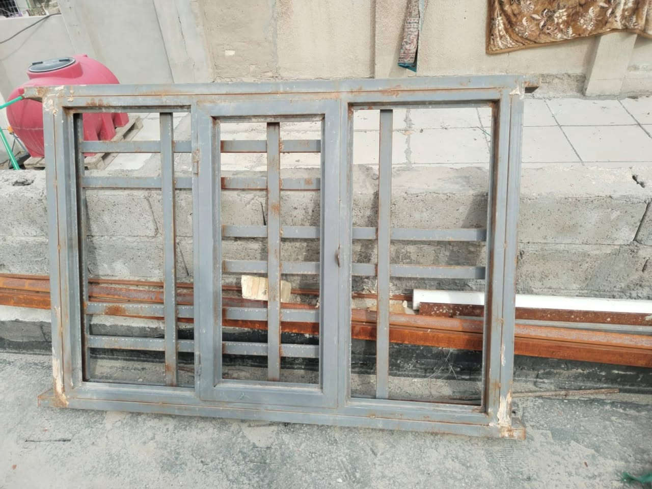 السلام عليكم شبابيج ثنين وباب وشباج للبيع داير جنل مو شخاطة وشغلهن توصات مو جاهزات وشغلهن درجة اولى وحديد ثقيل مكاني شرطة خامسة للاستفسار ***********
