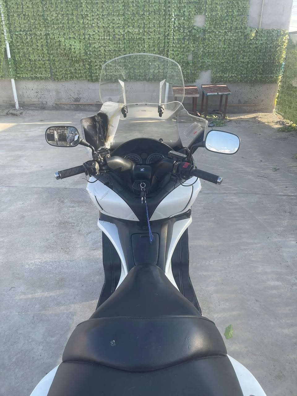 سلام عليكم ورحمة الله وبركاته
سلفر ونج جي تي الحديث (600)
دراجه فول موصفات  اوفر مود 
أي بي إس تتفئه يدات  
أو سويج نضام سكورتي 
جامه قطعتين + جنطه 
منضومه زنون قويه 100/100
و تخم أشاري  زنون 
مكينه شرط مكفوله بدون فتح أي برغي كهربائيات كله شغاله 
نضام بريكات مسويله ادامه كامله 
ول كفر شوفت عينك 
و اوراقه كامله  
+ السعر 16 ونص وبيه مجال 
العنوان بغداد الحسينية مال الراشديه
الهاتف ***********
