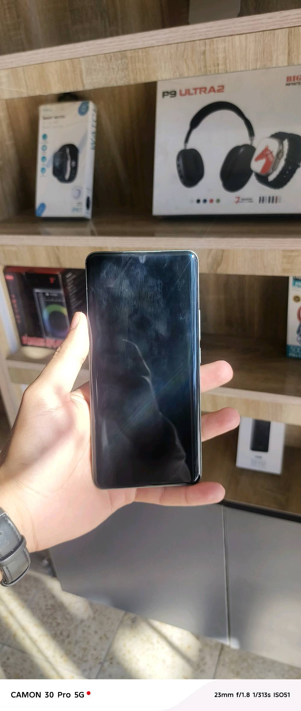 ريلمي 15 برو للبيع الجهاز مثل ما كدامك نضيف مكفول ذاكرة نص تيرا لون يفلش وسعره هم يفلش السعر 450 وياه شاحنه فقط الرقم *********** السعر قفل الجهاز رهيب 
المعالج: Snapdragon 7 Gen 4 بدقة تصنيع 4 نانومتر. �
Realme +1
الشاشة: AMOLED مقاس 6.8 بوصة، دقة 1.5K، ومعدل تحديث 144 هرتز. �
Realme +1
الكاميرات:
خلفية: 50MP رئيسية + 50MP واسعة جدًا.
أمامية: 50MP.
يدعم تصوير 4K بمعدل 60 إطارًا/ثانية بالكاميرا الأمامية والخلفية. �
Realme +1
البطارية: 7000mAh مع شحن سريع 80 واط. �
Realme +1
الذاكرة: حتى 12GB RAM و512GB تخزين (حسب النسخة). �
Realme +1
مقاومة الماء والغبار: IP68/IP69. �
GadgetMatch