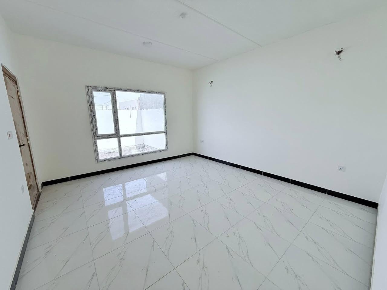 دار للبيع بلاش البلاش 
ماكو هيج سعر بكل المجمع
مجمع قرية الغدير 2 
مساحة 150 متر طابقين واتجاه الدار شمالي 
بلوك 36 خلف شارع الزيتون مباشرةً 
مؤجر حالياً لليفيدة يخليه على إيجارة 
لمعرفة باقي التفاصيل اتصل على الرقم يباع نقداً فقط
***********
مكتب عقارات صادق الخزعلي لكل ماهو مميز
