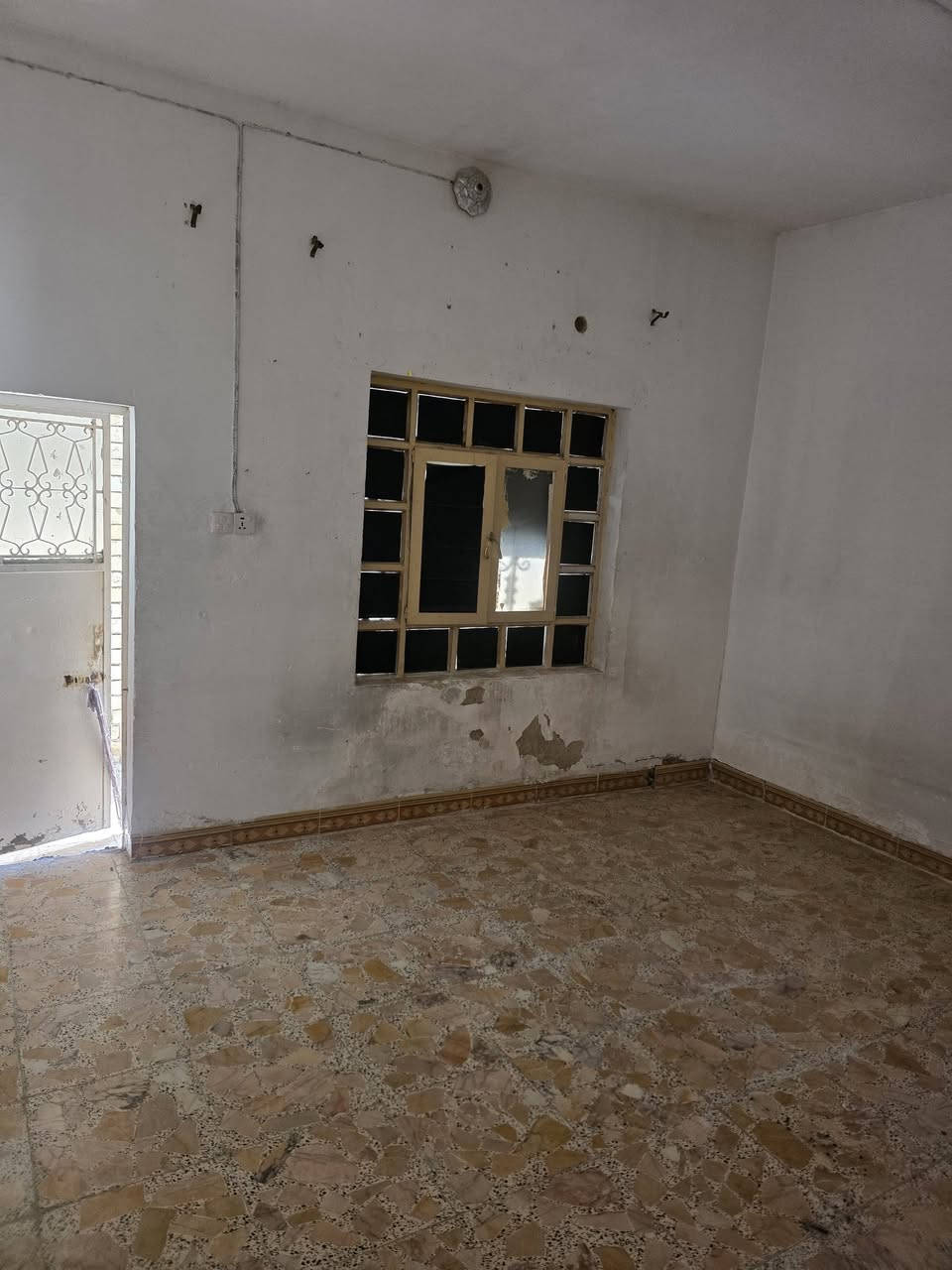 بيت ١٠٠م للايجار بحي ملحق الزهراء مقابيل حي العباس للإستفسار ***********او ***********
