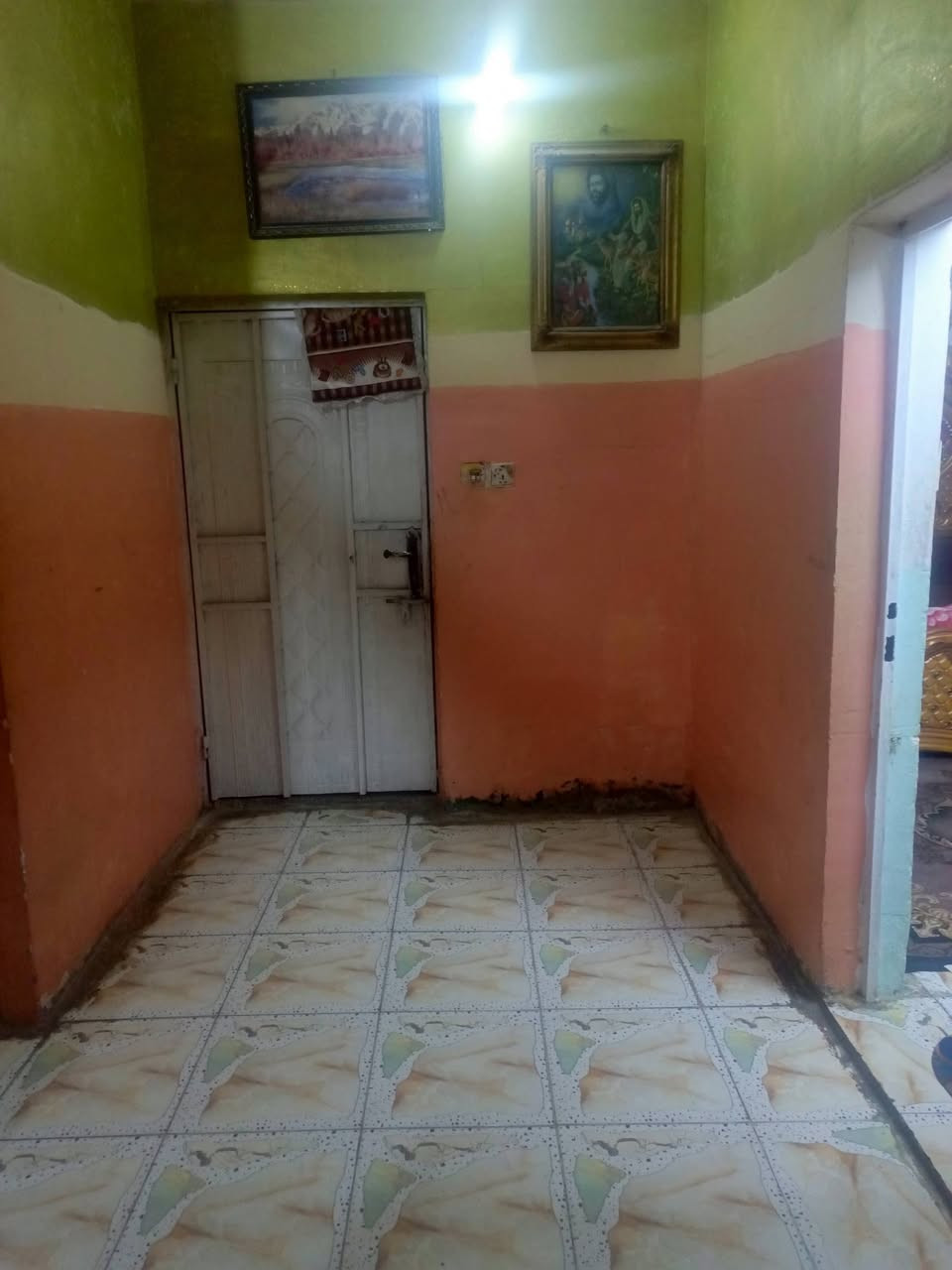 السلام عليكم دار للبيع العنوان النهروان  شارع عشرين مقابيل المركز المساحة 200متر غرفتين صالة واستقبال مطبخ صحيات وترك رقم الهاتف .*********** 

السعر 45
