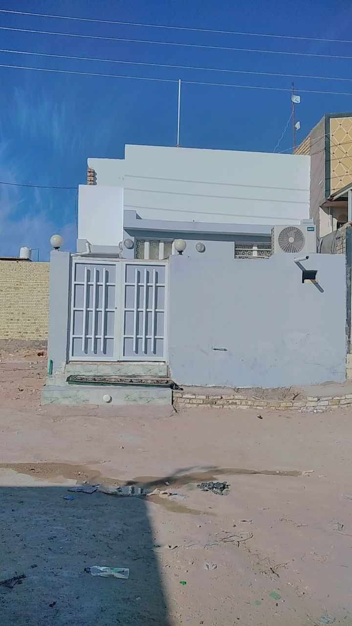 سلام عليكم يوجد الدينه بيت المساحه 120متر بيت جديد بمعنه الكلمه مكان البيت حي النداء قرب شارع مجماعت غرفه وحده وصاله ومكشوفه وحده وحمام داخلي وخارجي واستقبال ومطبخ وصاله فوك البيت طابق واحد سعر البيت خاص مناسب رقم ***********@@***********الستفسار
