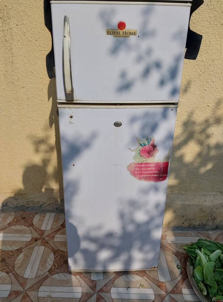 ثلاجه للبيع شغاله تجي تفحص وتشوف بعينك شرط اذا ماتثضلج لا تاخذها مكان بل قاسم الرقم ***********
