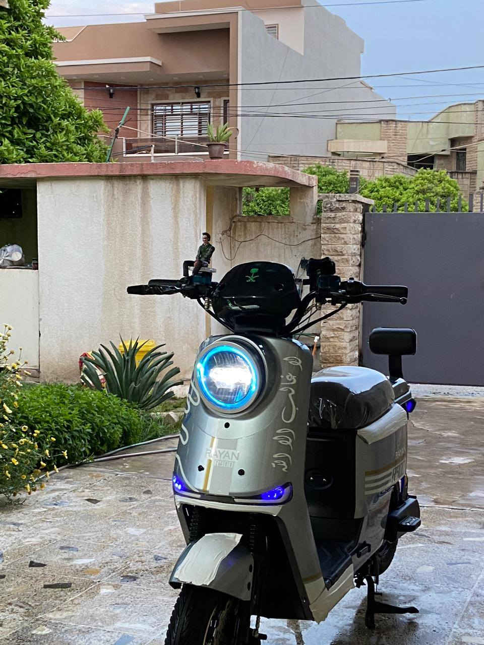 السلام عليكم ورحمة الله وبركاته
دراجه ريان R900
لون سلفر 
5 بطاريات كرافين سوبر ماكس نوع الريان الاصلي 
ملف 1200W 
عقل رياضي الاصلي
شاشه تقراء جميع الاعطال 
كير 3 نمر 
نظام P عدم الحركه 
نظام R رجوع الى الخلف
نظام مانع انزلاق 
ويل كب امامي 
نظام  بريكات دهن امامي خلفي 
لايت ومنو عالي ناصي 
سكن الوان متغيره 
اشاير رباعي ويمين ويسار 
ومواصفات أخرى معروفه 
مع ملحقات اخرى (سله وشاحنه وخوذه وبايدارات ومرايات وارضيه)
نظافة الماطور 95% علما الماطور ريان الأصلي 
وصل شراء موجود 
للاستفسار على الرقم 
*********** كورك    يتوفر واتساب

