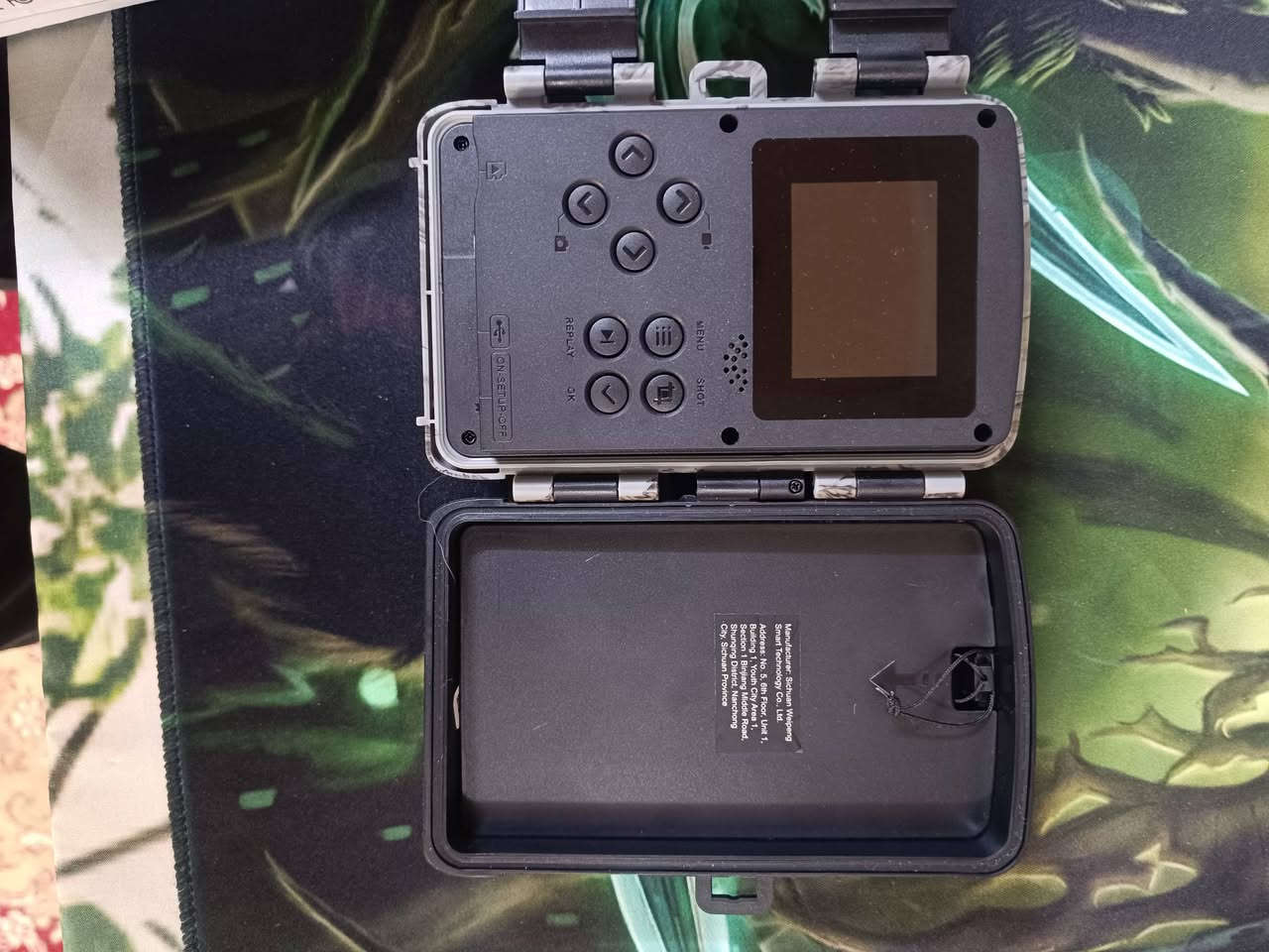 جودة التصوير: تلتقط صوراً ثابتة بدقة تصل إلى 64 ميجابكسل وفيديوهات بدقة 4K مع صوت.
الاتصال الذكي: تدعم تقنية Wi-Fi وBluetooth المدمجة، مما يسمح بالتحكم بها ومعاينة اللقطات عبر تطبيق "TrailCam Go" على الهاتف المحمول من مسافة قريبة (حوالي 13.7 متر) دون الحاجة لسحب بطاقة الذاكرة.

السرعة والزاوية: تتميز بسرعة تشغيل فائقة تبلغ 0.05 ثانية، وزاوية رؤية واسعة تصل إلى 130 درجة، مما يضمن عدم تفويت أي حركة.

الرؤية الليلية: مزودة بـ 45 مصباح LED بالأشعة تحت الحمراء (940 نانومتر) توفر رؤية ليلية واضحة لمسافة تصل إلى 30 متراً دون إزعاج الحيوانات.

المقاومة والتحمل: حاصلة على تصنيف IP67 لمقاومة الماء والغبار، مما يجعلها قادرة على العمل في الظروف القاسية مثل الغابات المطيرة مع رام 64 كيكه

خليلي سعرك وبل عافيه


**إذا كنت صاحب هذا الإعلان وتريد حذفه لأي سبب، رجاءا أرسل رسالة إلى الدعم الفني**