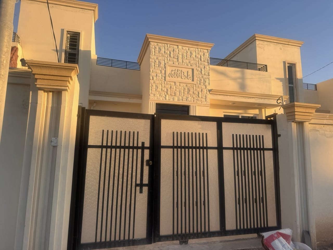 مرحبا
بيت للإيجار طابق واحد  مساحة٢٠٠ مكون من 
مطبخ
صالة
استقبال
غرفتين 
صحيات ٢ خارجيه وداخلية
مناور ٢
مخزن من جهة الدرج
حديقة وكراج
البيت جديد بمجمع العدل السكني مجاور مجمع المعمورة 
ايجارة ٣٠٠ وبي مجال بسيط
للأستفسار    ***********
