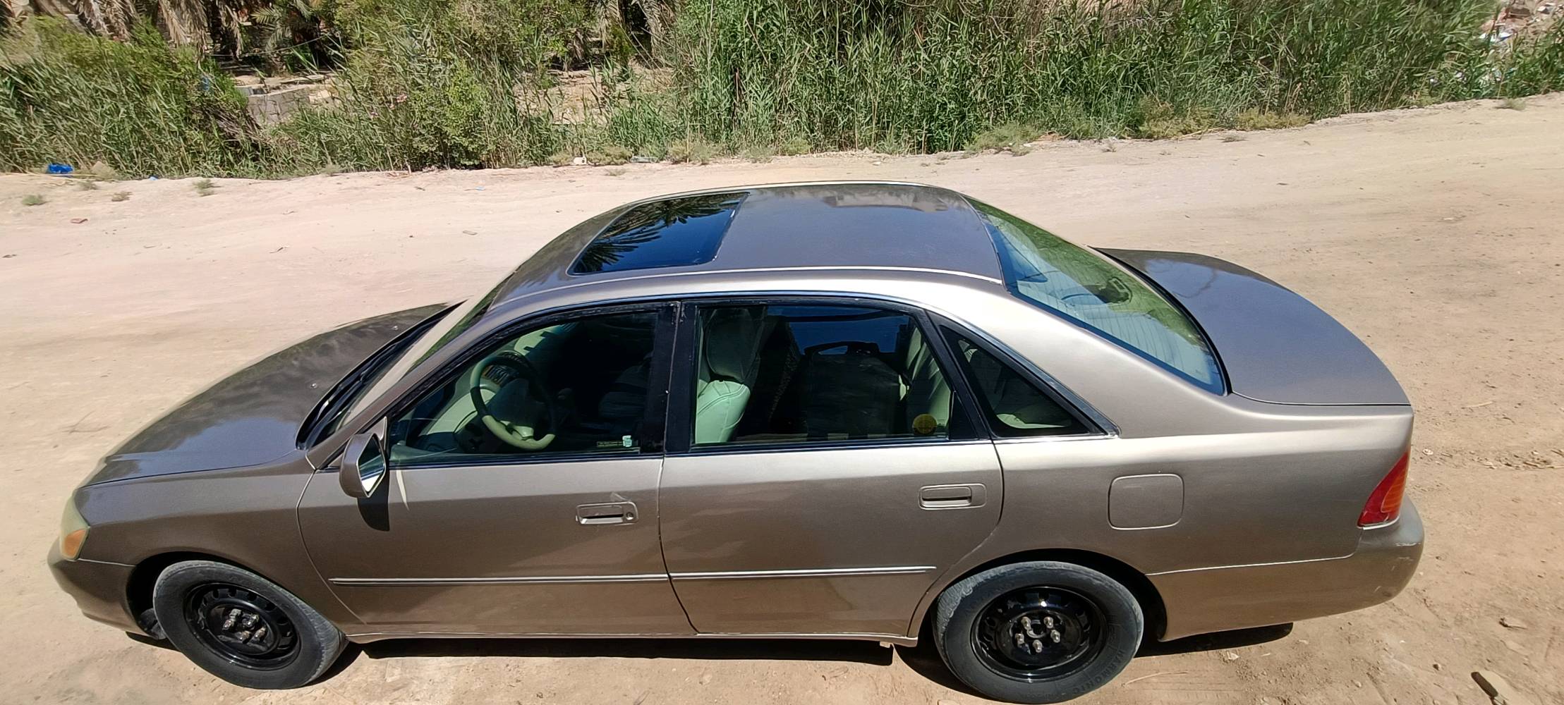 تويوتا افيلون موديل 2001 أمريكي 
تحويل مباشر السيارة بأسمي 
سنوية لشهر 8 
محرك V6 vvt 
حدادة 60 بالمئة 
تبريد ثلج منظومة جديدة صار شهر من بدلتها 
محرك بيه تبخير وبيه صوت بس بداية تشغيل 
گير نظيف وما بيه تأخير ولا عته 
اللون ذهبي مثل ما واضح بالصورة 
مصبوغة عام جمالية 
مكفولة من الظربة وشرط الفحص اخذها وافحص وين ما يعجبك 
تايرات نظيفة 
السيارة جاهزة ماعدا شغلات بسيطه تحتاج ترتيبات
