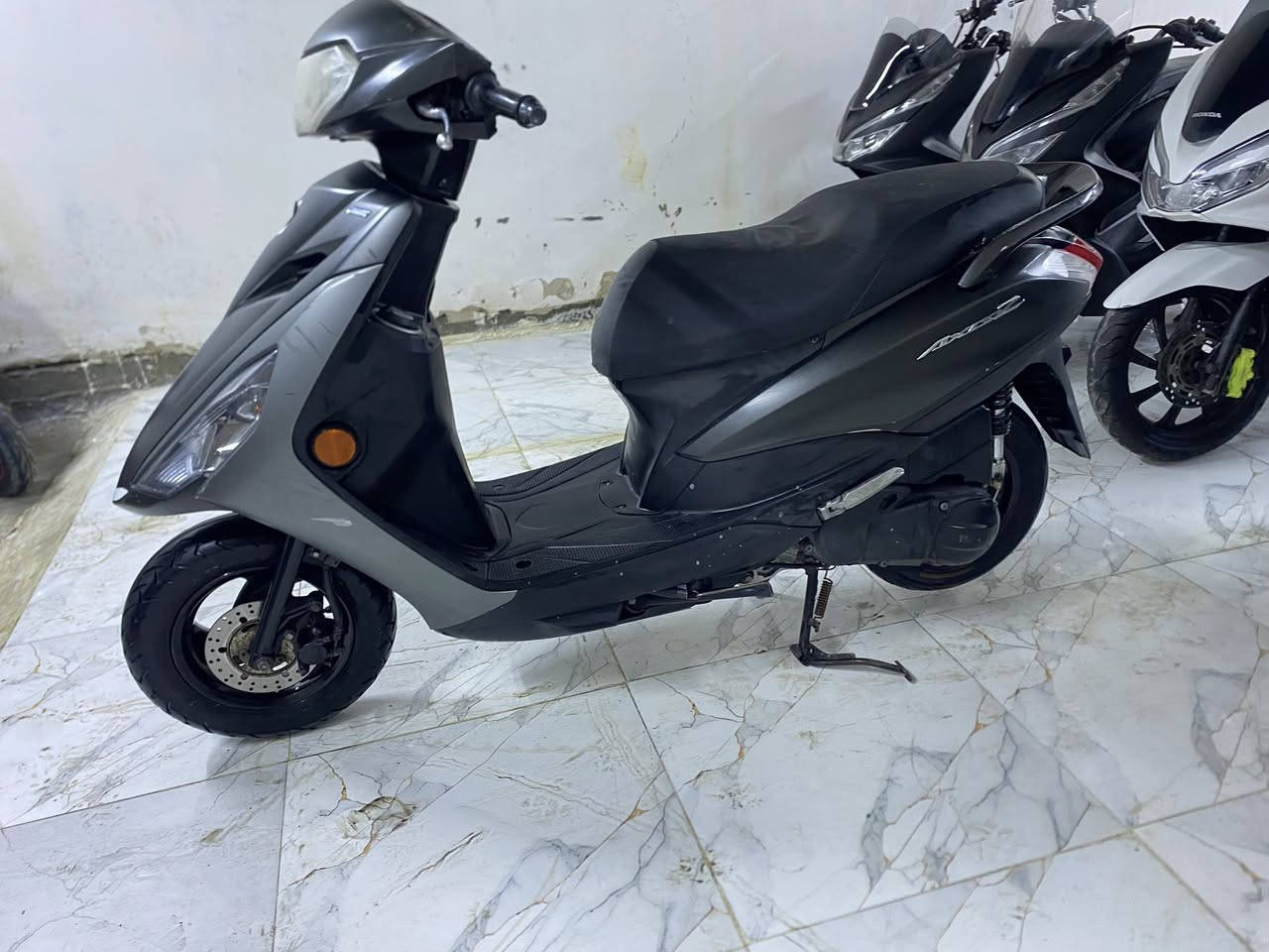 اكزز حديث ياباني
سلام عليكم اكزز حديث 
دراجه جديده مكفوله كفاله عامه 
مستخدمه قليل كل نقص مابيها 
ستان كهربائي✅
ماشيه 12km ✅
السعر 1400 
***********
