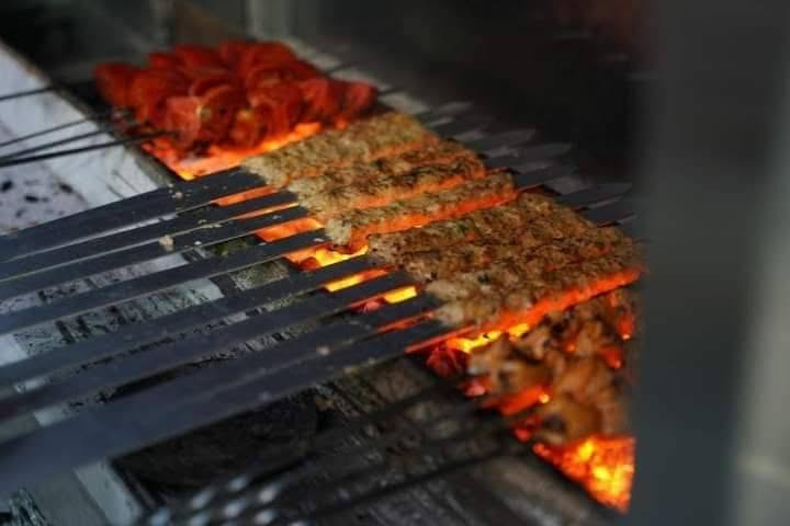 كيلو ٢٠شيش ١٠٠٠٠عشره كباب دجاج
٨٠٠٠ لف دجاجه شوي ذبح مع رجلينها 
٢٠شيش ١٢٠٠٠ كباب لحم 
طرشي والخضره الطماطه
الشوي مجانا *********** آسيا 
*********** أثير 
جمعه مباركة٣ /٧ /٢٠٢٦
