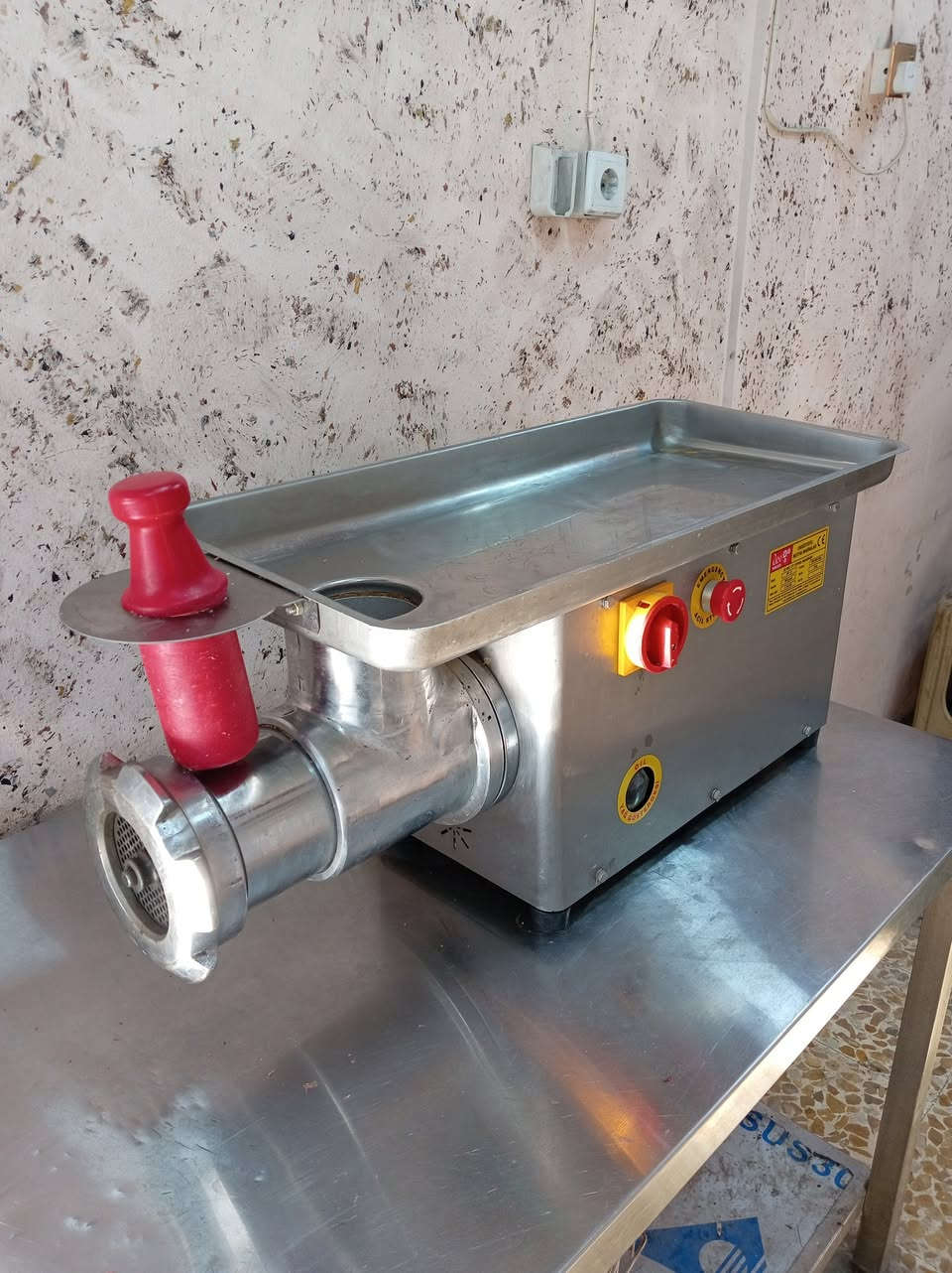 عراضه ومكينة لحم اصلي درجه اولى
نظافة ٩٠٪
المكان حي البكر قرب جامع شهد مجول
للتواصل ***********
***********
