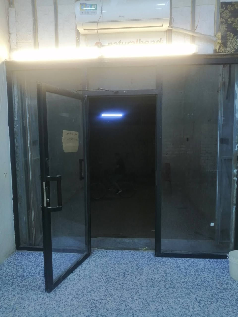 السلام عليكم باب جام المنيوم نضافه ٩٠ بالميه العرض ٣متر الارتفاع مترين ونص مكاني الحيانيه رقمي ***********
