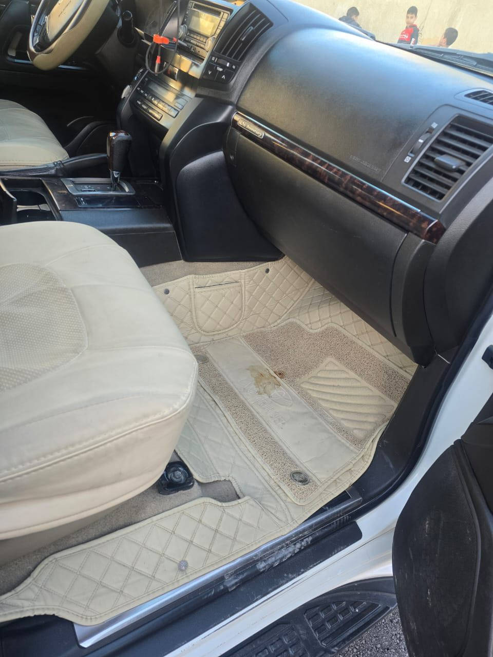 السلام عليكم
لاندكروز ستينية موديل 2011 فول مواصفات 
مكفوله من الصبغ والتبديل عدا شخط مسوي بكارت
ماشيه 185 
كير مكينه صدر تاير كله جديد 
مكان السياره ديالى 
للاستفسار ***********
السعر 320
