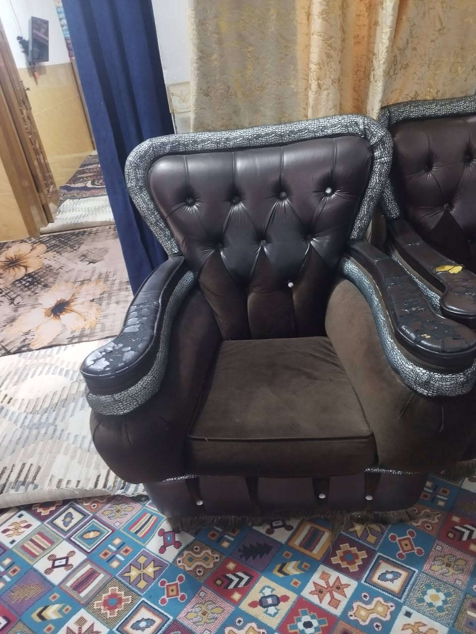 تخم قنفات 10 مقاعد تسكام و ثقيل
ما بي ضرر كلش حلو و مريح سعره 250 الف 
مكاني كربلاء حي الغدير الكراج الاخير 
للاستفسار ***********
