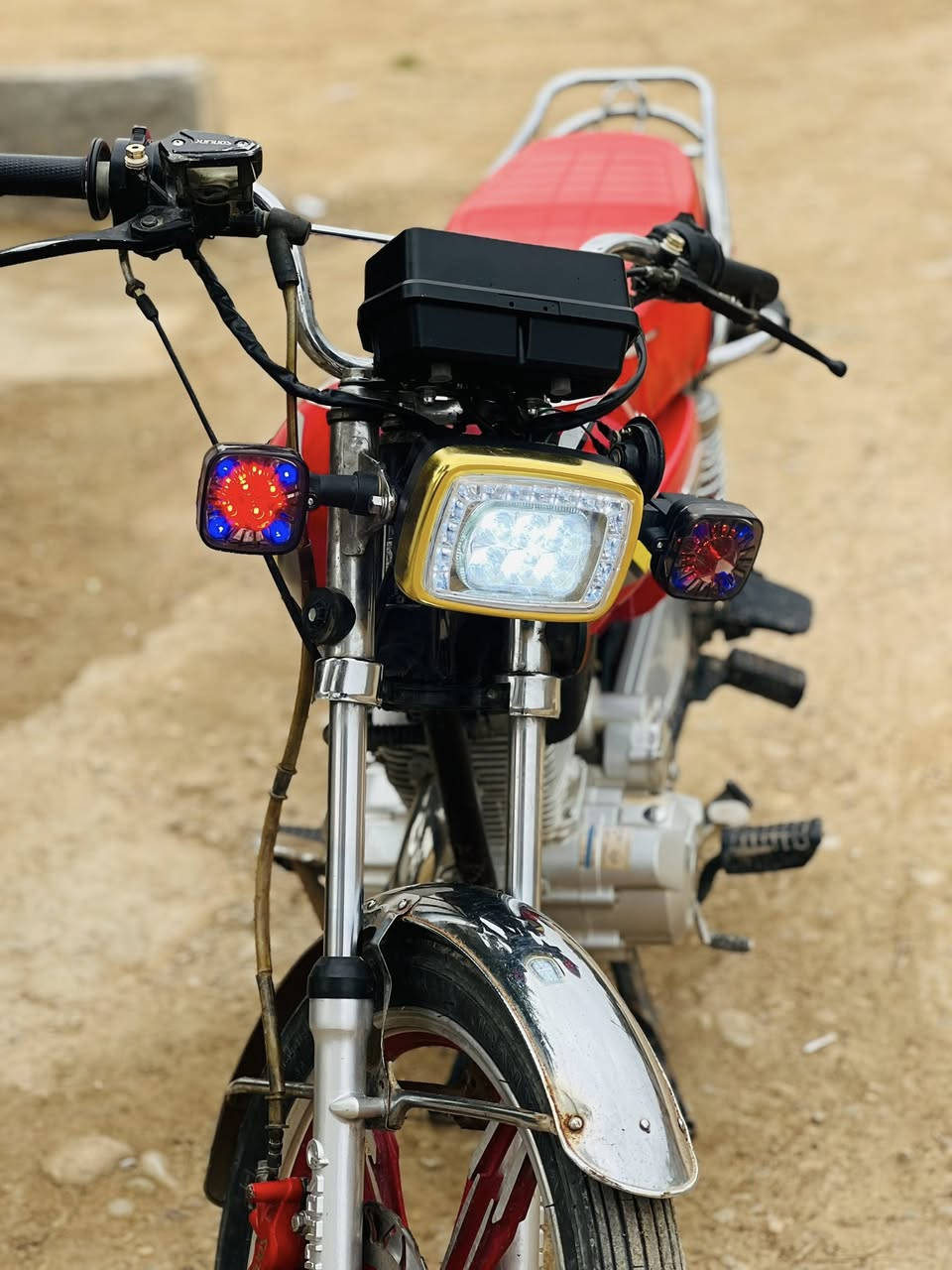 السلام عليكم دراجة سيفان 2023محدثة 25دراجة مكفولة من كلشي اوراق كامله دشبول ٢٥ دبلات جدد صلنصة رياضية كهربائيات كلها شغالة سلف هندر نكره ***********اتصل على رقم ودلل السعر 575وبي مجال للشراي
