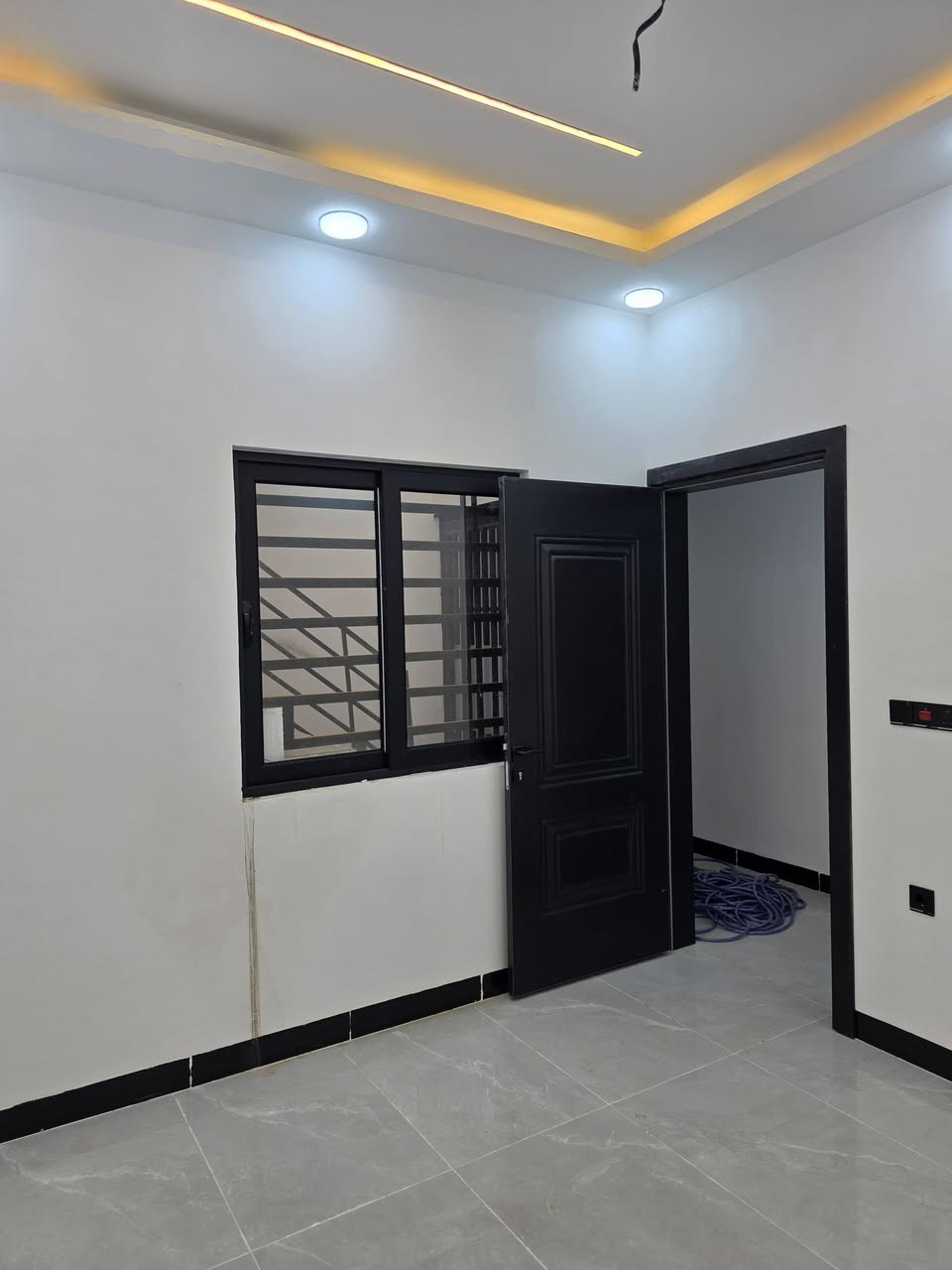 داران للبيع في حي المشراق خلف مأكولات طماطة المساحة 100 م الابعاد 5 × 20 م طابقين بناء حديث زيرو 4 غرف نوم مطبخ هول مشتمالات الاتجاة شروق تام  . 
عقارات صفوة البيت حي المصارف قرب جامع سعدي مهدي
***********
***********
