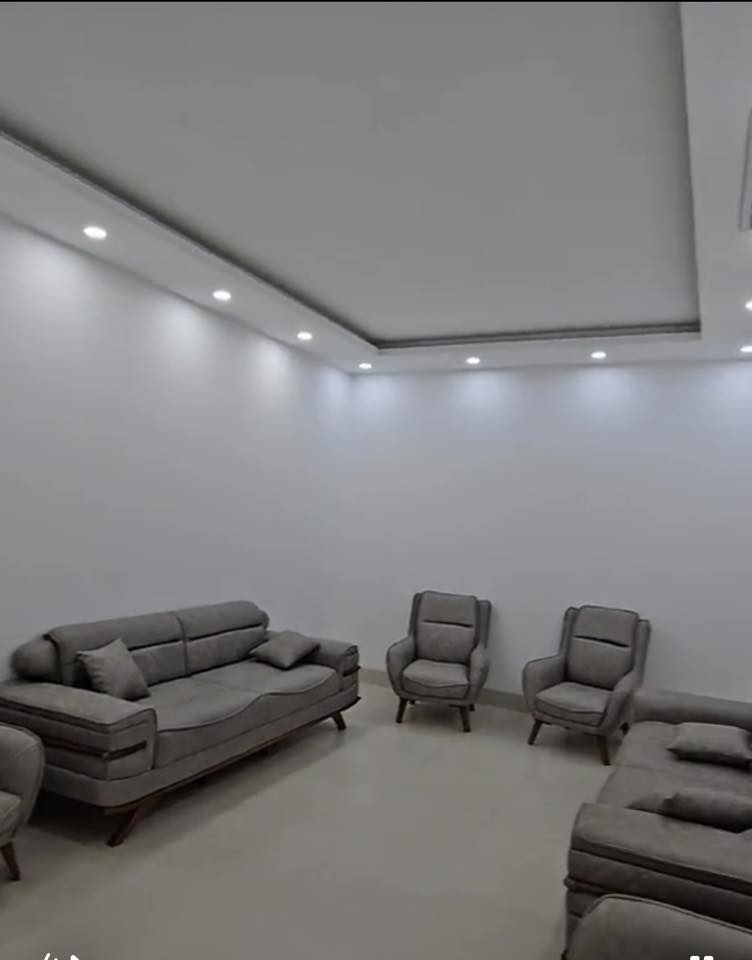 دار للبيع💒شوراو 425م
 خلف الشارع الفرعوني (سقف مغربي ؛ غرفة استقبال كبيره ؛+هول يطل على الحديقه ببابين زجاجيين تصميم عصري حديث ؛ 4غرف نوم 
؛wcمعزل pvcبتواجد منزع واسع; كراج يتسع لسيارات عدد3؛ نظام دكت مركزي) 
 منطقه راقيه وهادئه وتتميز بتواجد البيوت ذات الهندسيه العاليه 
العنوان شوراو -فرع المجاور لمركز اسيا سيل مقابل مستشفى شوراو ومطعم bigmama 
#للاستفسار على الرقم***********
