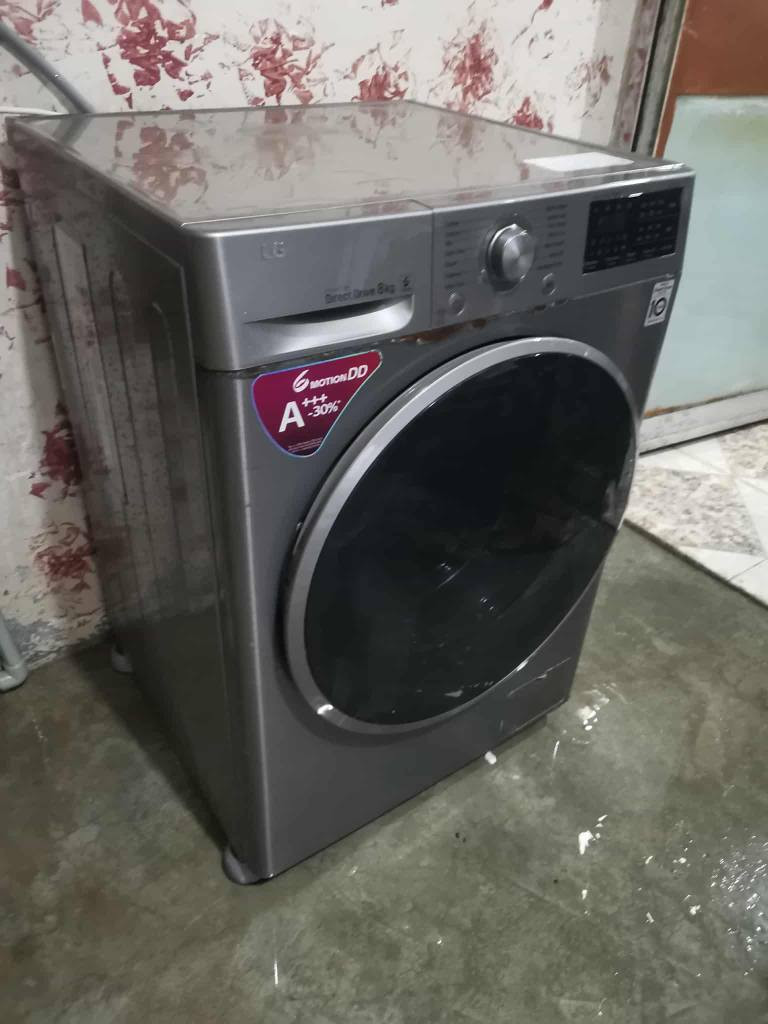 غساله اوتاميتك 8 كيلو LG بيها كسر بالشاشه الاماميه وخياس بسيط مثل ماوضح بالصور سعر 100 الف وبي مجال بسيط 
وهذا رقمي *********** كركوك, العراق
