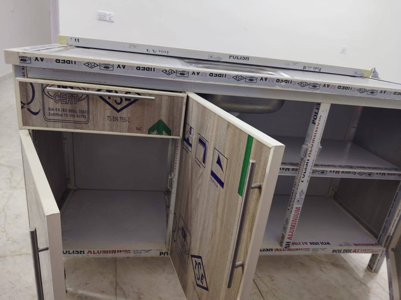 سنك مع ملحق كاونتر ثلاث ابواب كبار مع جرار
 نظيف جدا للبيع 
السعر/ ١٠٠ الف
للاستفسار : ***********
