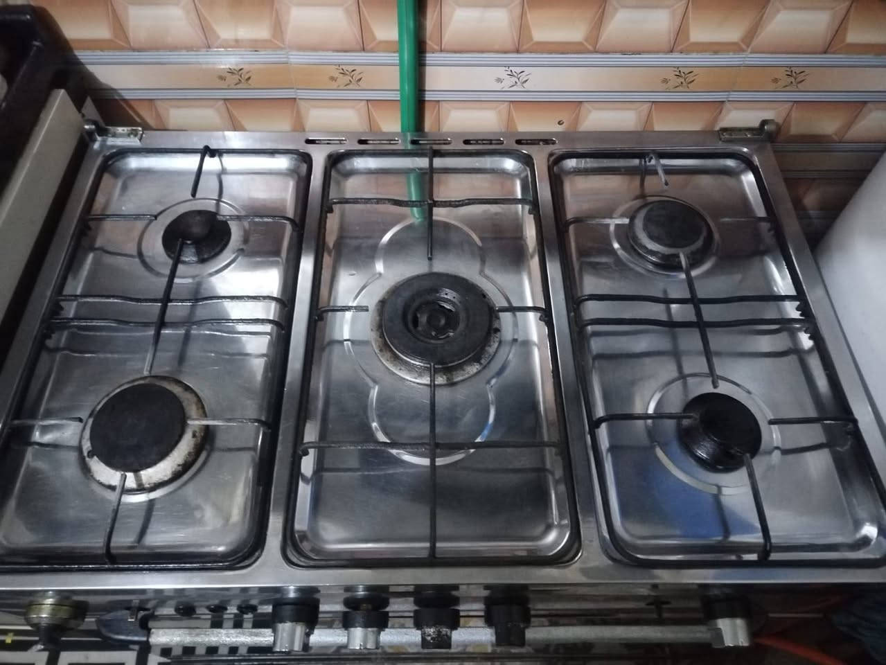 للبيع طباخ مصري نظيف خمس عيون والفرن شغال موجود بالشرجي رايده ب١٥٠ الف  موجود بالشرجي للأستفسار اتصل على الرقم ***********
