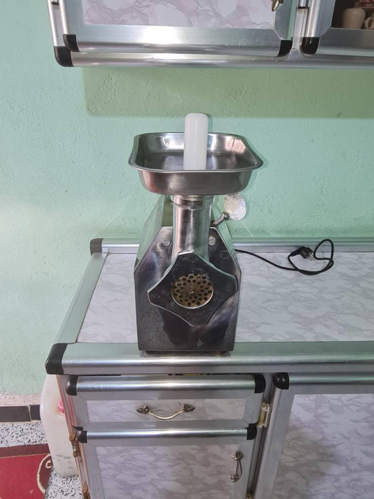 السلام عليكم مثرامه لحم جديد مال بيت ستعمال قليل تجي شوف بعينك *********** عمارة, ميسان
