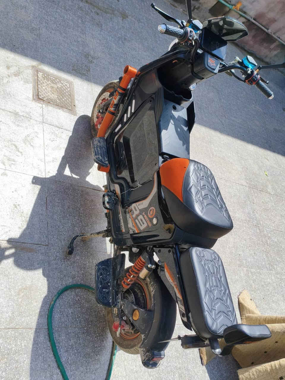 ⚡️ دراجة كهربائية "فول مواصفات" للبيع ⚡️
​السرعة: تصل لـ 80 كم/ساعة.
​المسافة: تمشيك 50 كم بالشحنة.
​المميزات: شحن سريع + نظام بايدر (بدالات) + رجوع للخلف (بك).
​الإضافات: سماعة، صندوق، نشرة ضوئية كاملة، إشارات، ولايت عالي وناصي.
​الحالة: قوية ورزنة جداً بالمشي.
​💰 السعر: 750,000 دينار عراقي.
​📞 للتواصل***********وتساب 
***********
